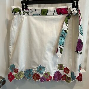 AMI size 4 white skort with floral hemline and belt